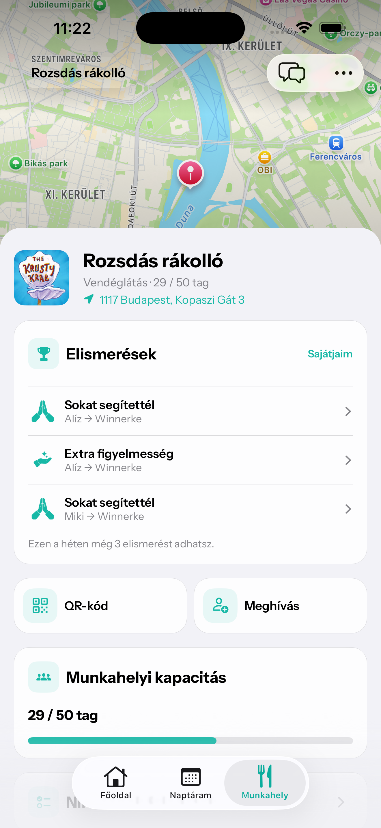 Kézben tartott telefonon a CalMate magyar nyelvű munkahely képernyője